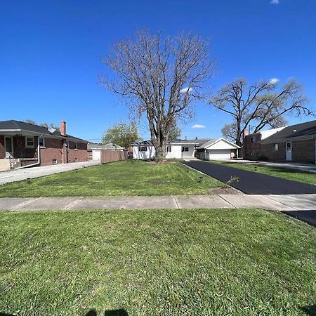 Modern 3Bed 2Bath Ranch With Diy Art Porch 3Tvs And Huge Front Yard To Enjoy! Villa Calumet City Exterior foto